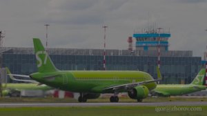 Эйрбас A320neo авиакомпании S7 Airlines взлетает из аэропорта Толмачёво.