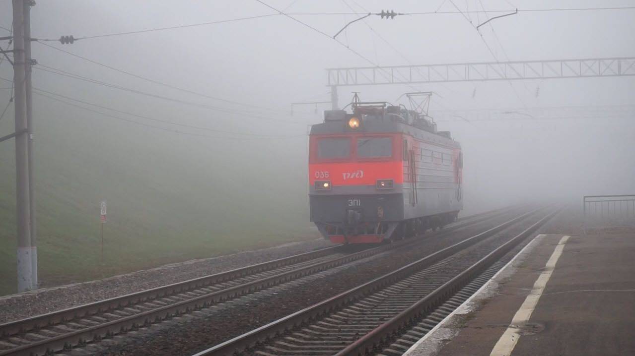 Электровоз ЭП1-036. Одинокий "кирпич" в тумане.