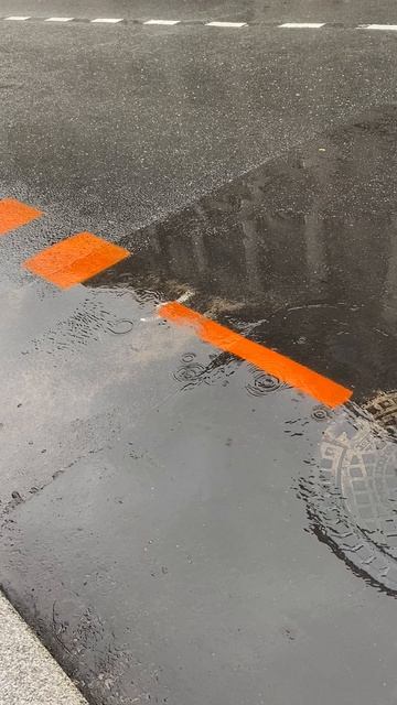 Дождь идет по дороге