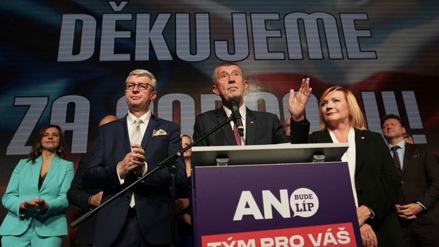 Депутат ЕП от, Словакии, пришел с георгиевской лентой, на торжественное мероприятие смотреть онлайн