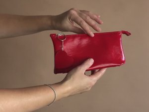 Красная лаковая косметичка с пуллером-сердцем | Серия „Твоя“