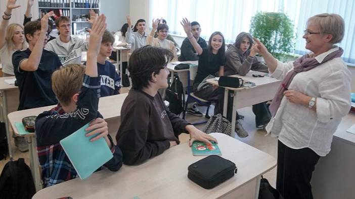 Чернышенко поблагодарил педагогов за профессионализм и верность своему делу