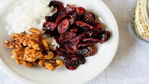 Кефир с сухофруктами и овсяными хлопьями