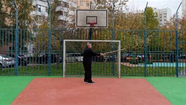 Упражнения с ротанговым шестом 140 см на спортплощадке (9)