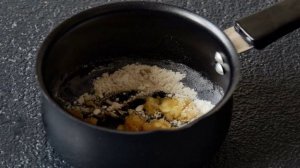 Красный соус с луком и огурцами