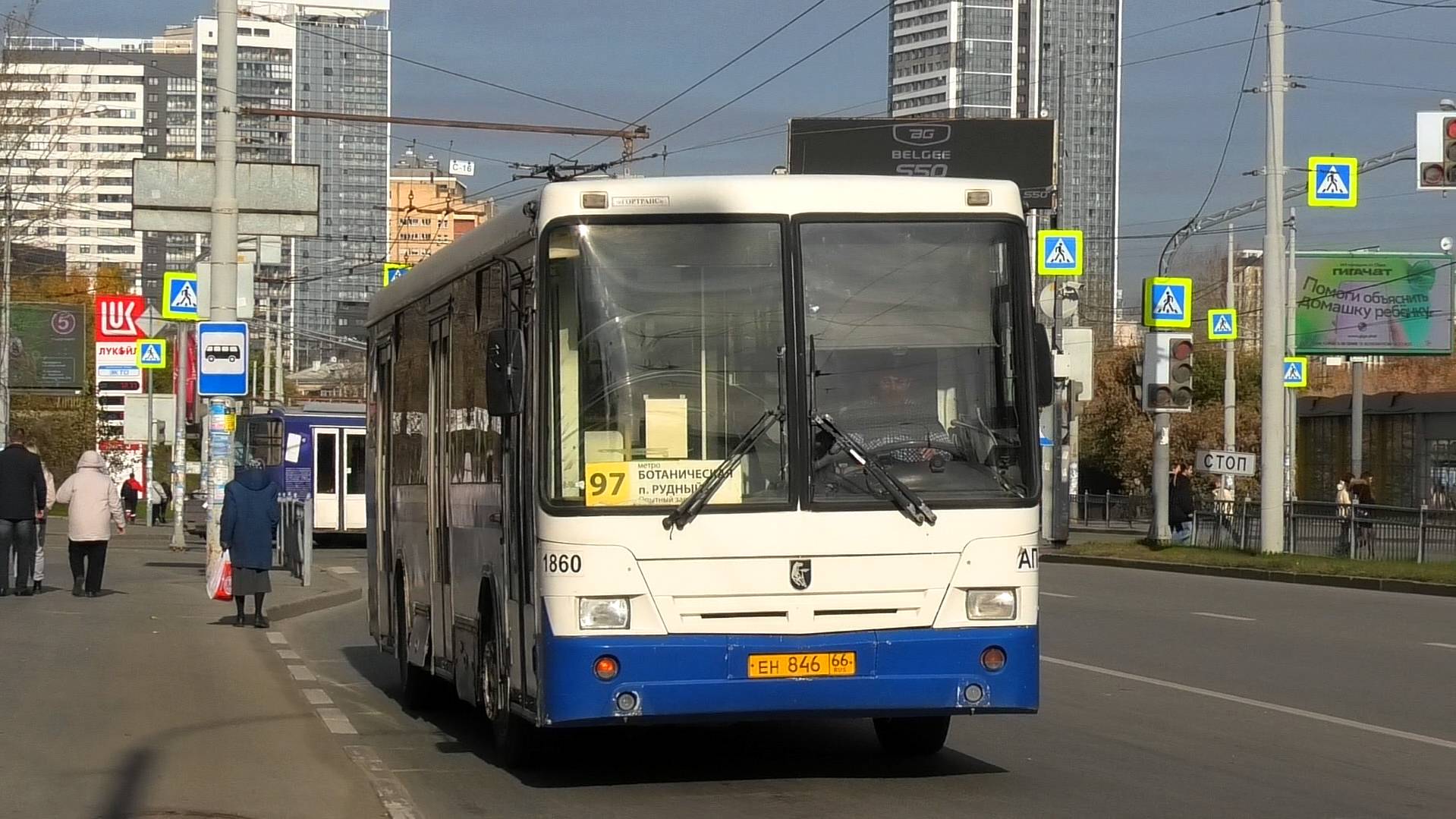 Автобус Екатеринбурга НефАЗ-5299-20-32 борт. № 1860 маршрут 97 на остановке "Самолетная"