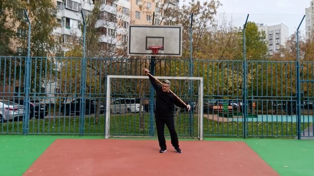 Упражнения с ротанговым шестом 140 см на спортплощадке (4)