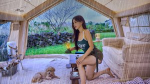 Одиночный кемпинг в плохую погоду | большая комфортная надувная палатка