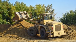 Фронтальный погрузчик L-34 Stalowa Wola. Камазы только отлетают/ Ładowacz czołowy L-34 Stalowa Wola