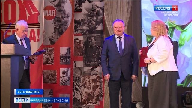 Рашид Темрезов вручил педагогам образовательных учреждений Карачаево-Черкесии заслуженные награды