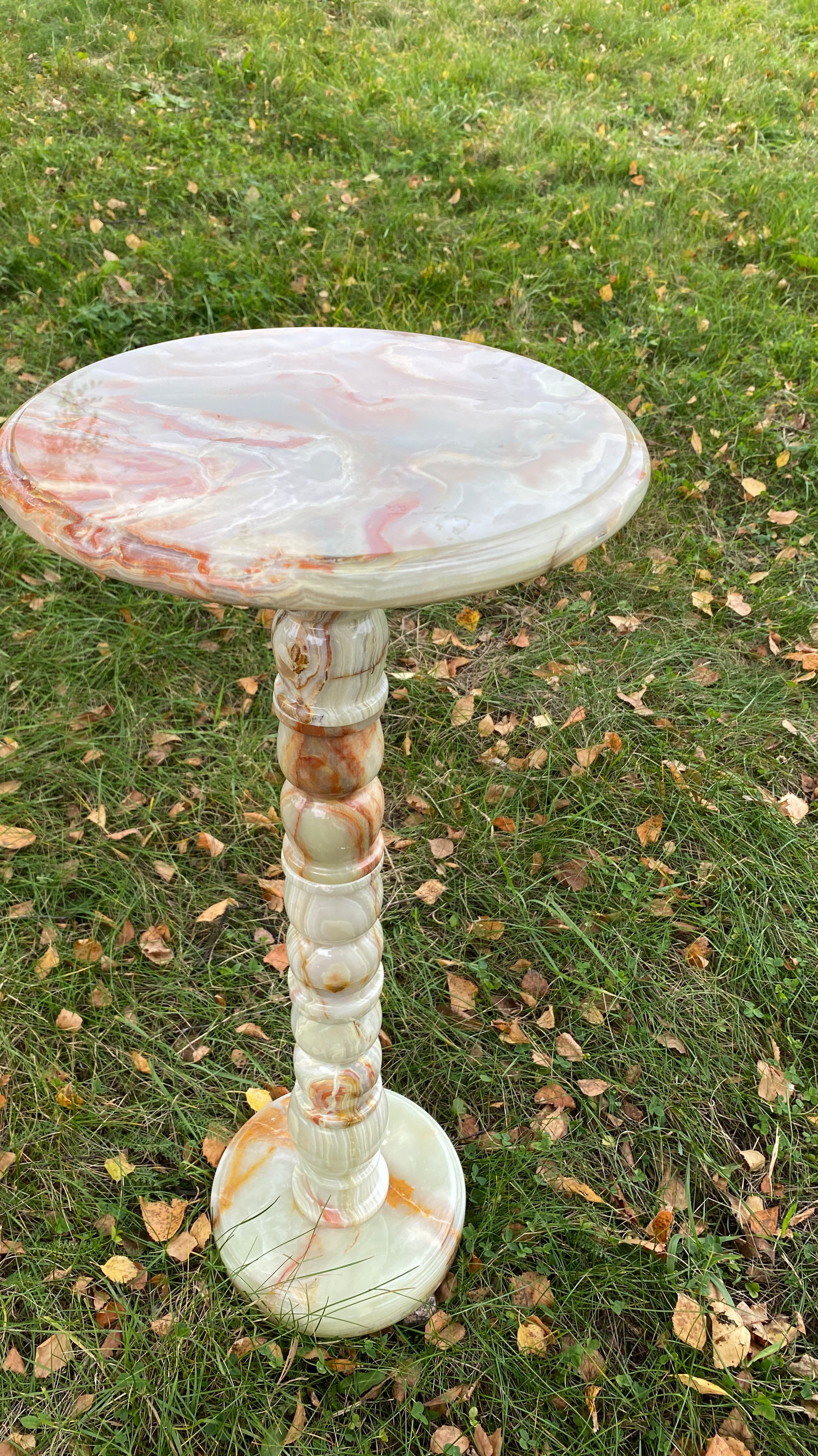 Стол из камня Оникс