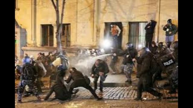 В Грузии прозападная оппозиция пыталась штурмовать президентский дворец,  устроив погром в Тбилиси