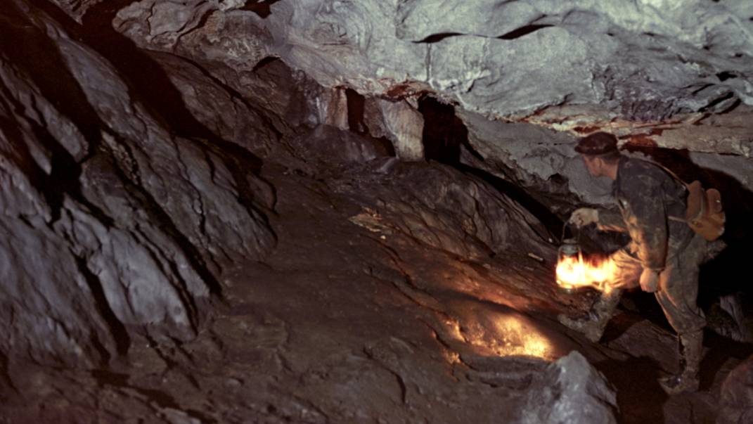 Сакральное место под слоем мата и граффити: вандалы разрушают Серпиевские пещеры