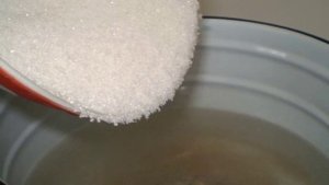 Компот из вишни с косточками