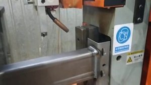 Работа установки для сварки стеллажной балки