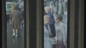 Нас в набитых трамваях болтает (песня из кинофильма "Служебный роман")