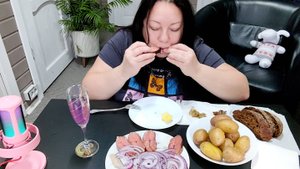 Мукбанг Картошка с селедкой, Горбуша холодного копчения, Лавандовый лимонад. Питер 1ч.