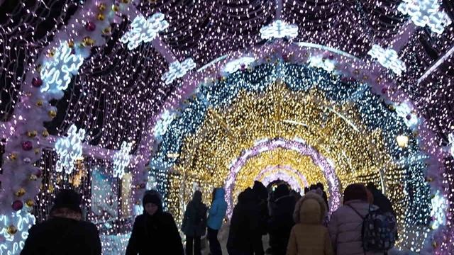 Москва, светящаяся новогодняя арка.