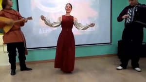 Песня: "Пока пудрилась, румянилась уехали к другой". Женихи не ждут?..