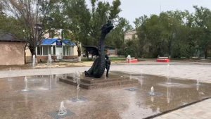 Теперь перед зданием Минздрава Калмыкии расположен Фонтан-скульптура «Мальчик и дракон»