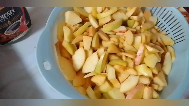 Замораживаю остатки перца и баклажан на зиму. Пирог с яблоками.