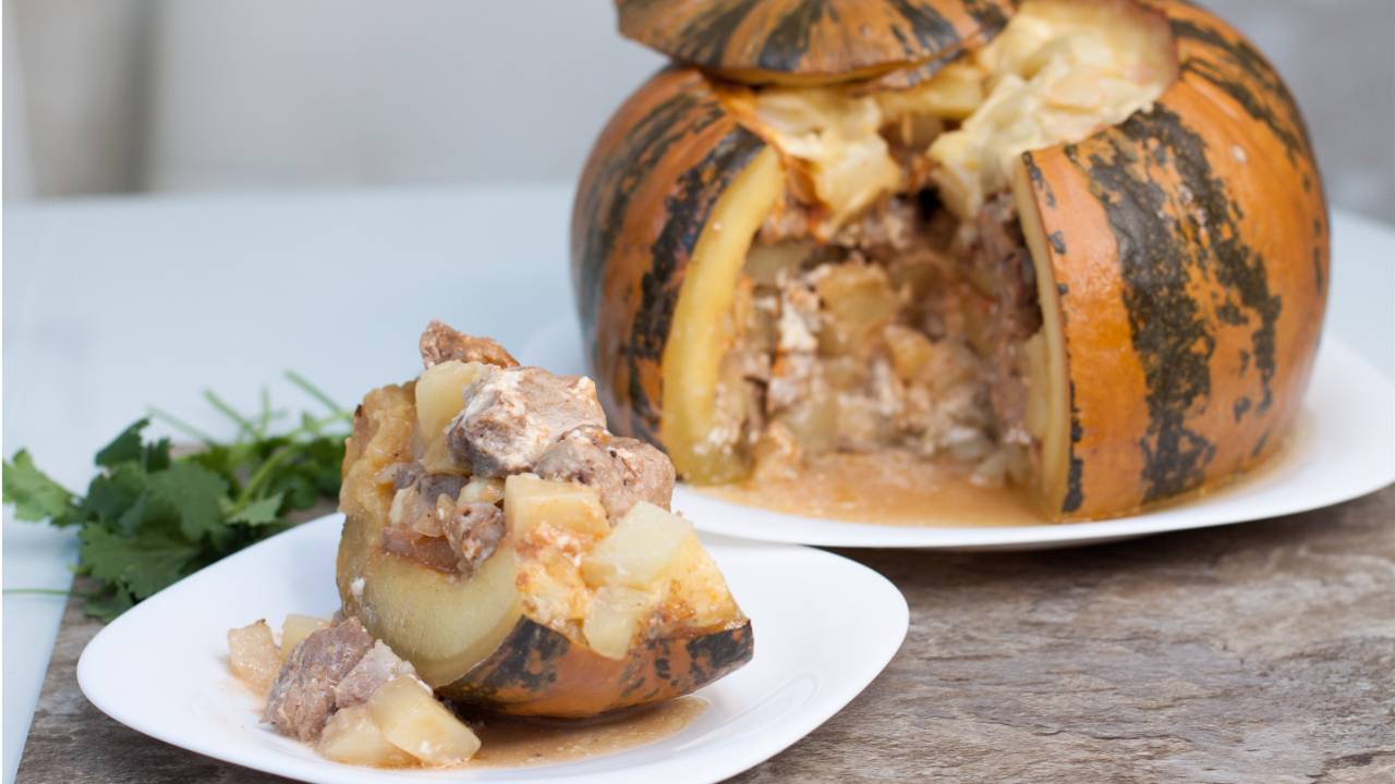 Запеченное мясо в тыкве — такого блюда вы еще не пробовали готовить!