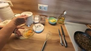 Грудинка с грибами, шоколадные кексы.