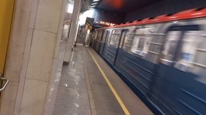 состав метропоезда покидает станцию "беломорская"