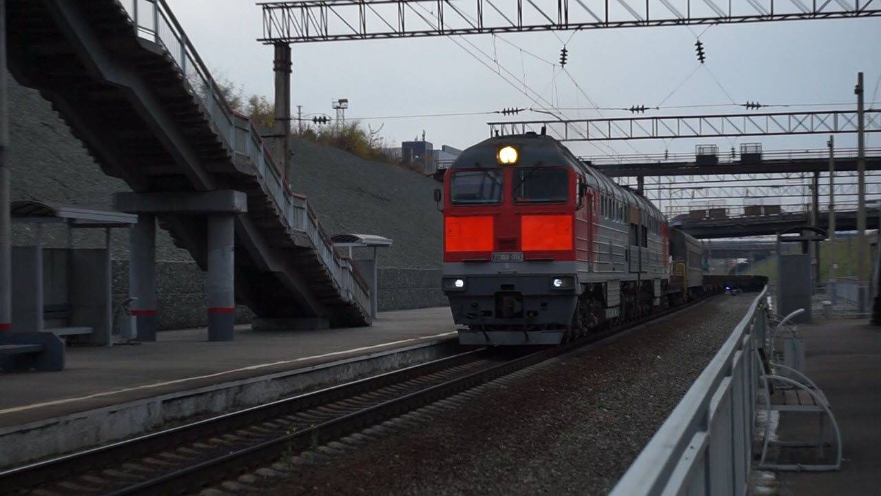 Тепловоз 2ТЭ116У-0060 с составом из рельсовых плетей.