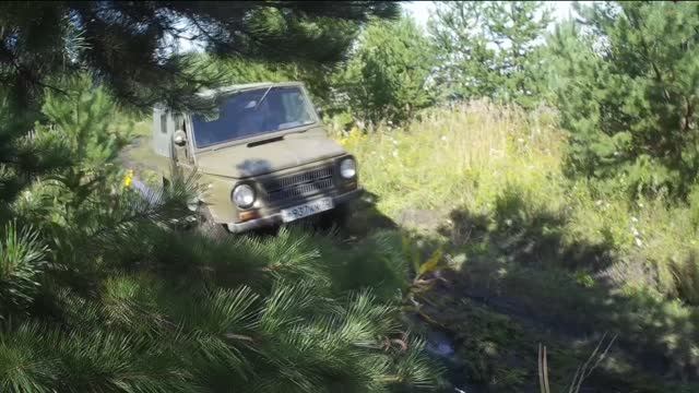 На ЛУАЗе в осенний лес.