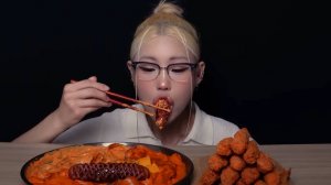 🔥🍲 Мукбанг и Mukbang : КОРЕЙСКИЙ ХИТ! Девушка пробует розе болдак с темпурой