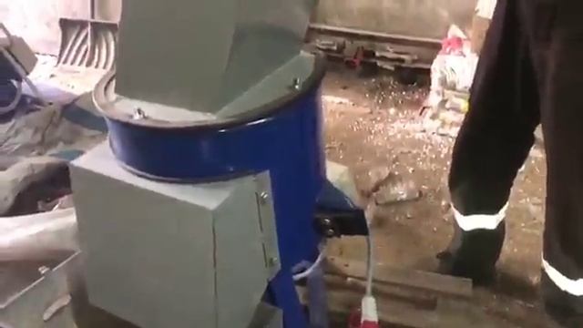 Дробилка для пластика, пластмасс, ПЭТ, пленки, поролона, литников, стекла, мед. отходов СТДБ-40 смотреть онлайн