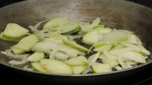 Капуста, тушенная с яблоками