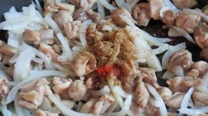 Капуста, тушенная с курицей и помидорами