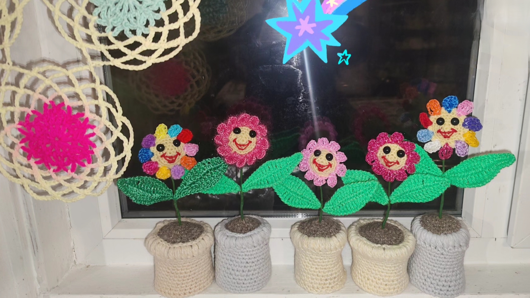 🌸Весёлый цветничок крючком!😀Остаточки пряжи в дело! Вязание цветочков в горшочках, описание🌸