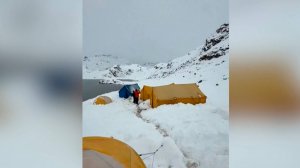 Тысячи человек застряли на Эвересте. Метель полностью засыпала палаточный лагерь вместе с людьми