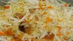 Капуста с мясом и грибами в мультиварке