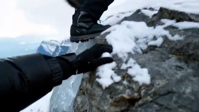 Человек поднимается в гору, покоряет вершину. Успех. Футаж. Footage. #футажидлямонтажа #видеомонтаж