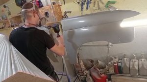 Подготовка к покраске крыльев, нанесение базы и лака.