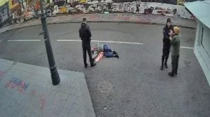 Неизвестный с ножом напал на двух мужчин у стены Цоя в Москве: видео