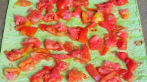 Лаваш, запеченный с начинкой из помидор, брынзы и сыра