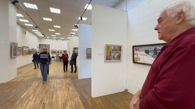 Авторскую экскурсия по выставке «Сентябрь 2025»  Ярослава Савиных.