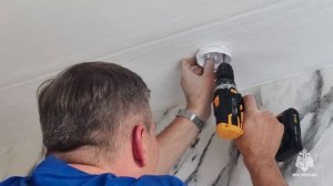 Сотрудники МЧС России поздравили Нину Максимовну Чулкову с Днем пожилого человека