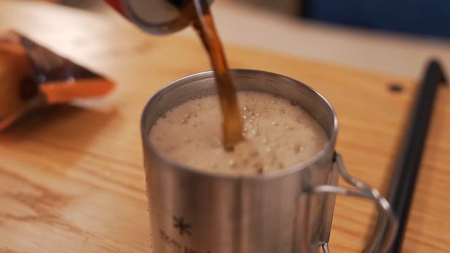 Роскошный кемпинг в автодоме под дождем.