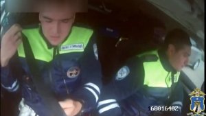 Пятигорские автоинспекторы бросились на помощь женщине, услышав крики о помощи