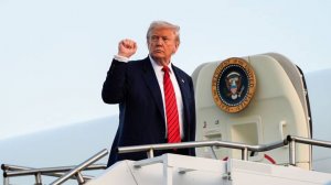 Трамп объяснил, почему он не спотыкается на лестницах в отличие Байдена