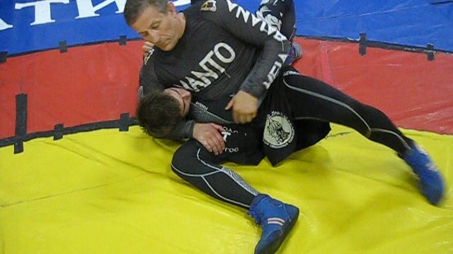 2017 год. Перенос веса тела в сторону головы на удержании сбоку для атаки на руку.