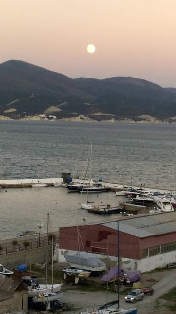 И только сердце знает мечтает и ждет...