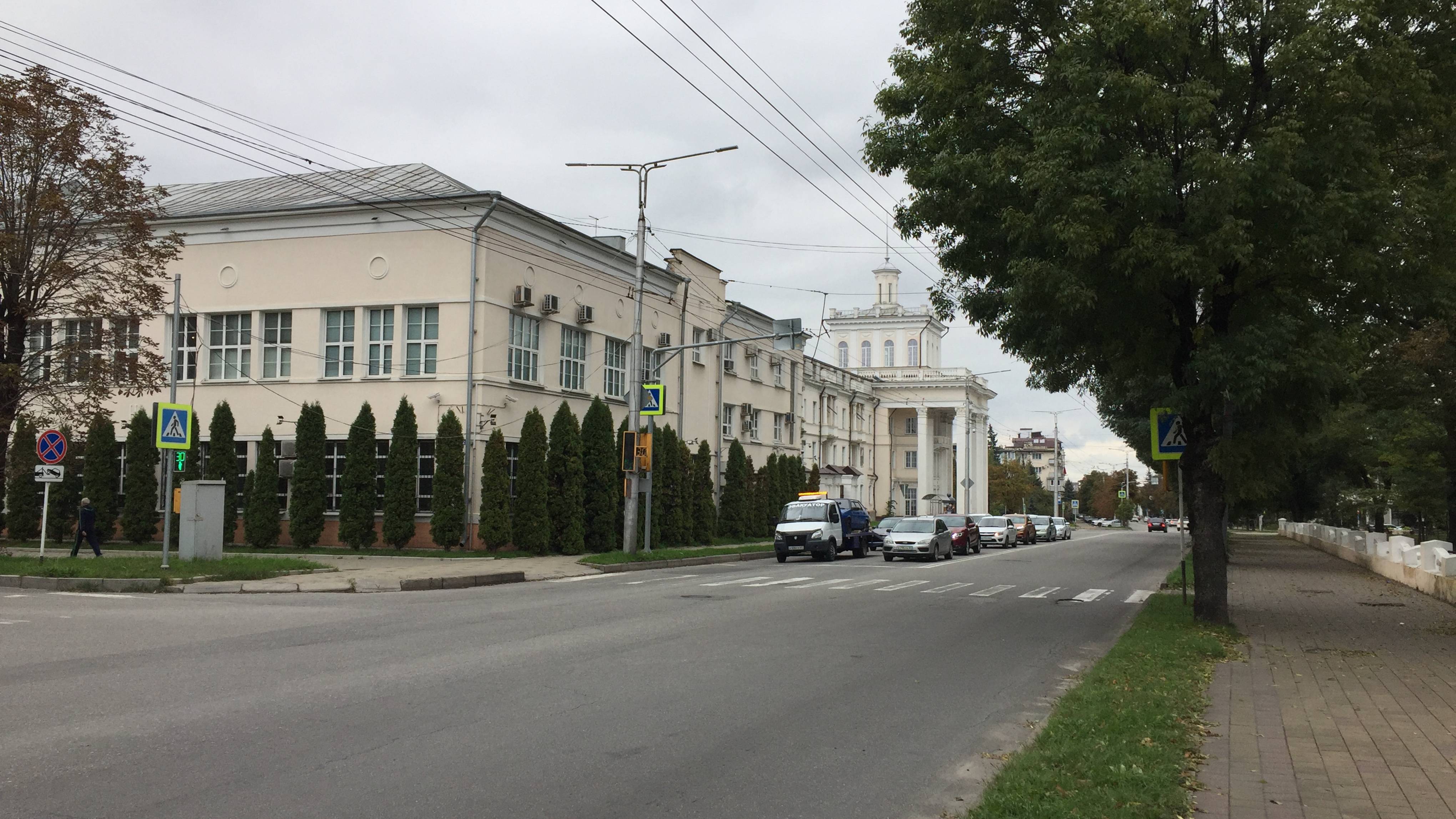 Езда на автомобиле по центру осеннего Нальчика. Кабардино-Балкария. Путешествие по Нальчику