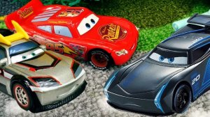 МУЛЬТИКИ ПРО МАШИНКИ 🚗  МАКВИН И ШТОРМ ГОНЯЮТ НА ТРЕКЕ И ПАДАЮТ В ВОДУ 🤣🤣🤣